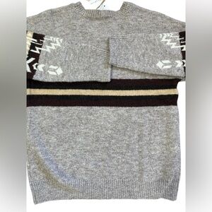 NWT!!  NEW IN Geometric Patterned Gray women’s Sweater Size L